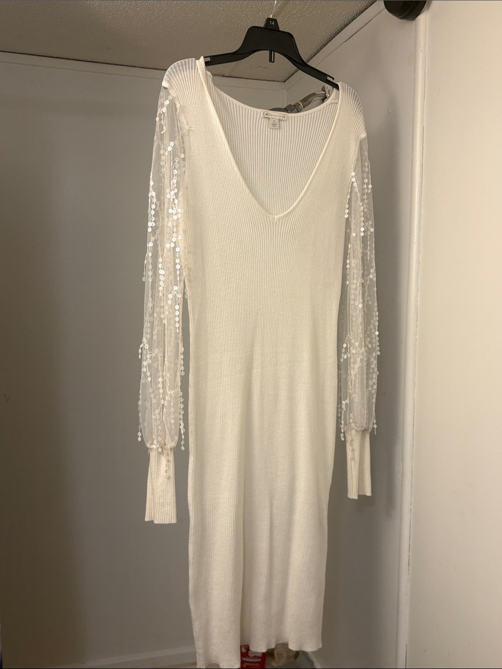 Elegant White Knit Dress with Sequin Mesh Sleeves